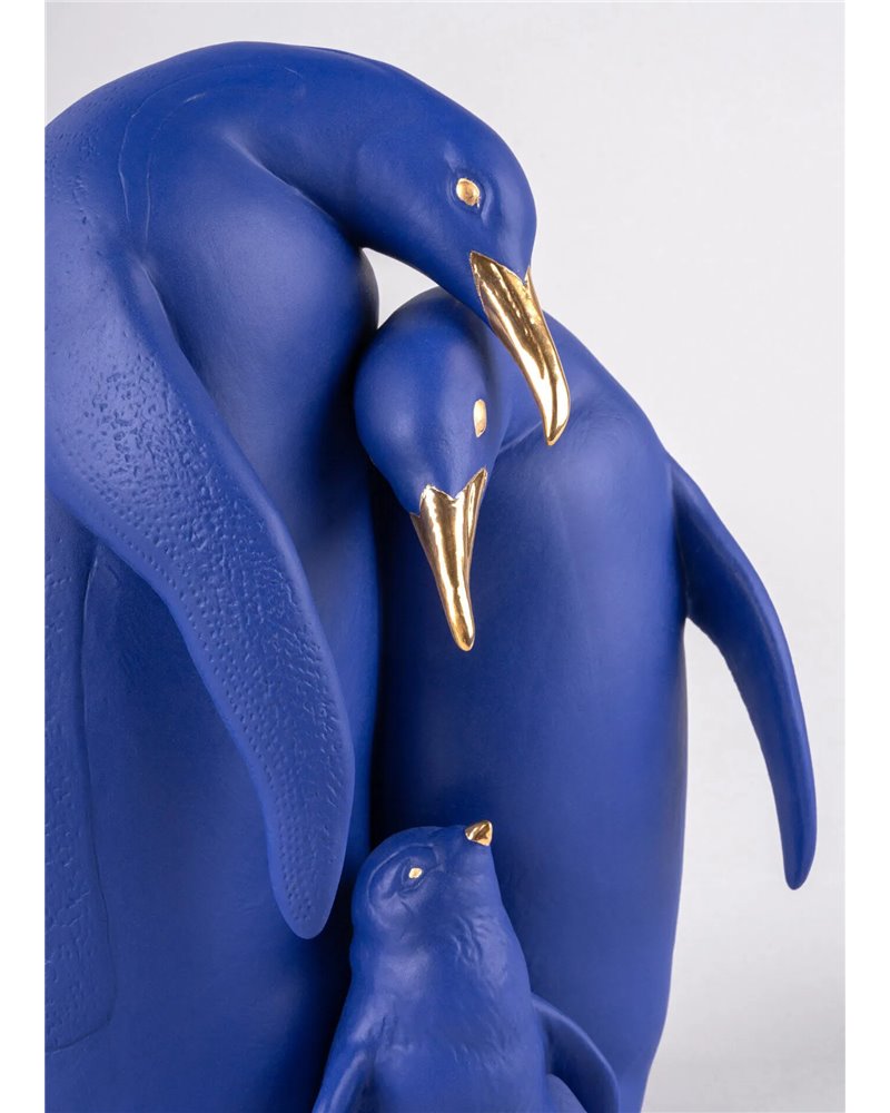 Escultura Familia de pingüinos. Serie Limitada. Azul y dorado