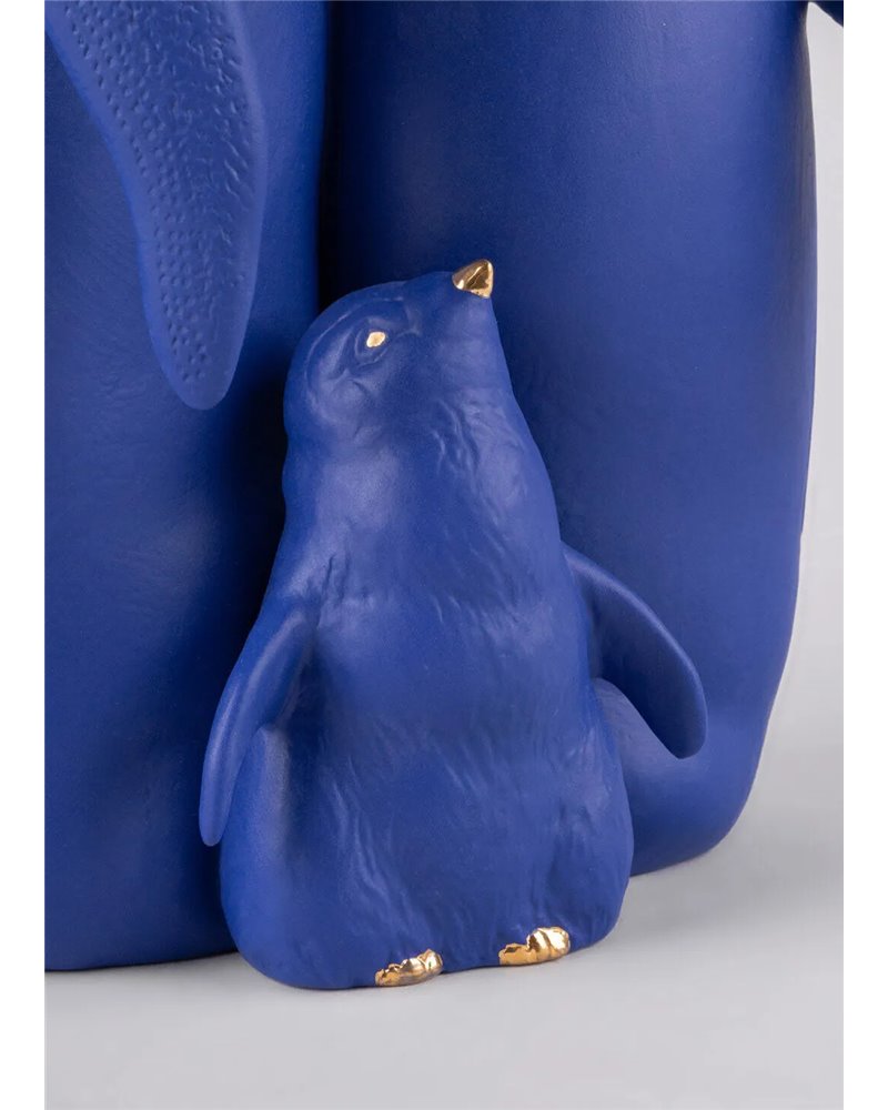 Escultura Familia de pingüinos. Serie Limitada. Azul y dorado