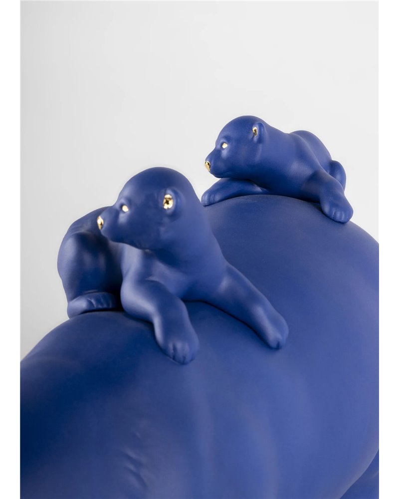 Escultura Mamá osa y sus bebés (azul-dorado). Serie Limitada