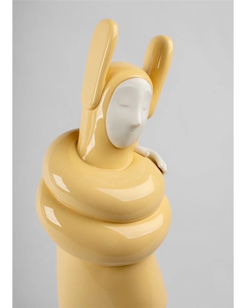 Escultura Embraced (Amarillo)