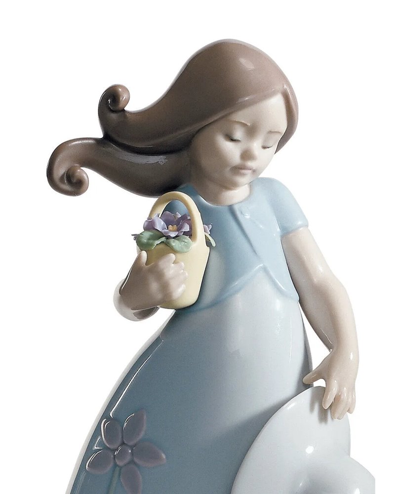 Figura niña Pequeña Violeta