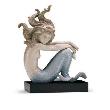 Figura Sirena con brazos en rodillas