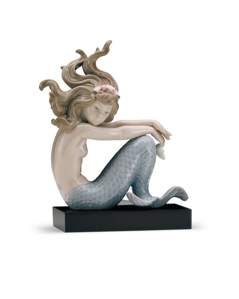 Figura Sirena con brazos en rodillas