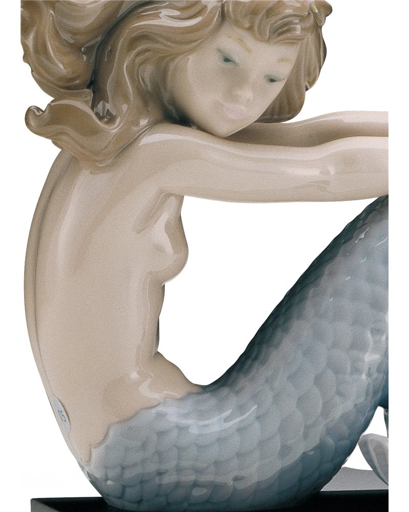 Figura Sirena con brazos en rodillas