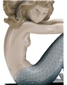 Figura Sirena con brazos en rodillas