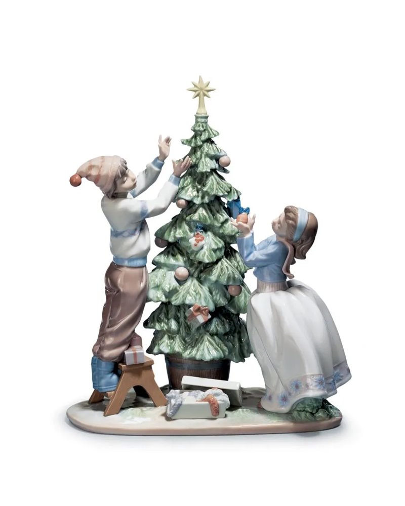 Figura niños Arreglando el árbol de Navidad