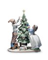 Figura niños Arreglando el árbol de Navidad