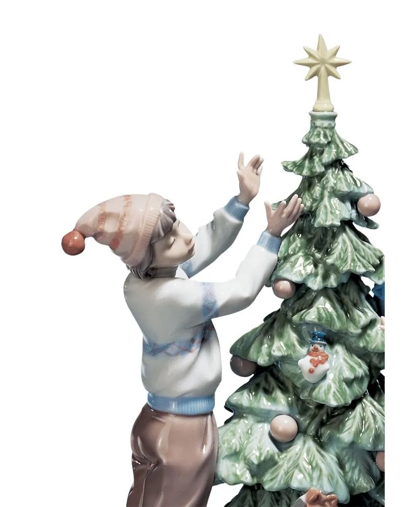 Figura niños Arreglando el árbol de Navidad