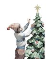 Figura niños Arreglando el árbol de Navidad