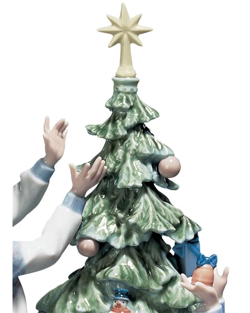 Figura niños Arreglando el árbol de Navidad