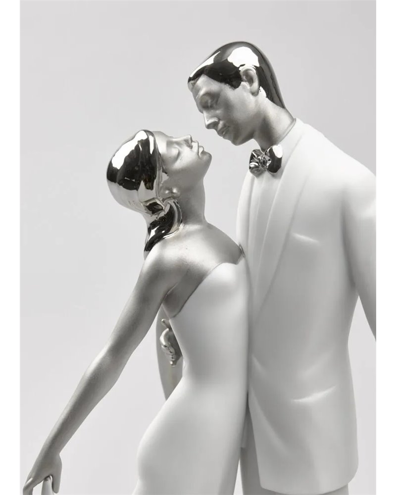 Figura joven pareja Feliz aniversario. Lustre plata