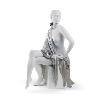 Figura mujer Desnudo con mantón. Lustre plata