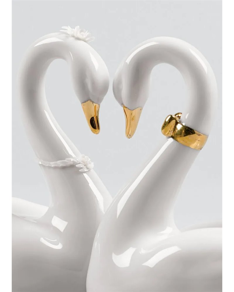 Figura cisnes Corazón blanco. Lustre dorado