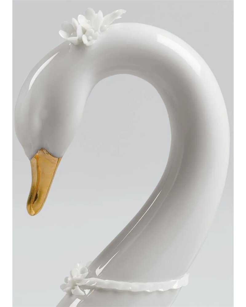 Figura cisnes Corazón blanco. Lustre dorado