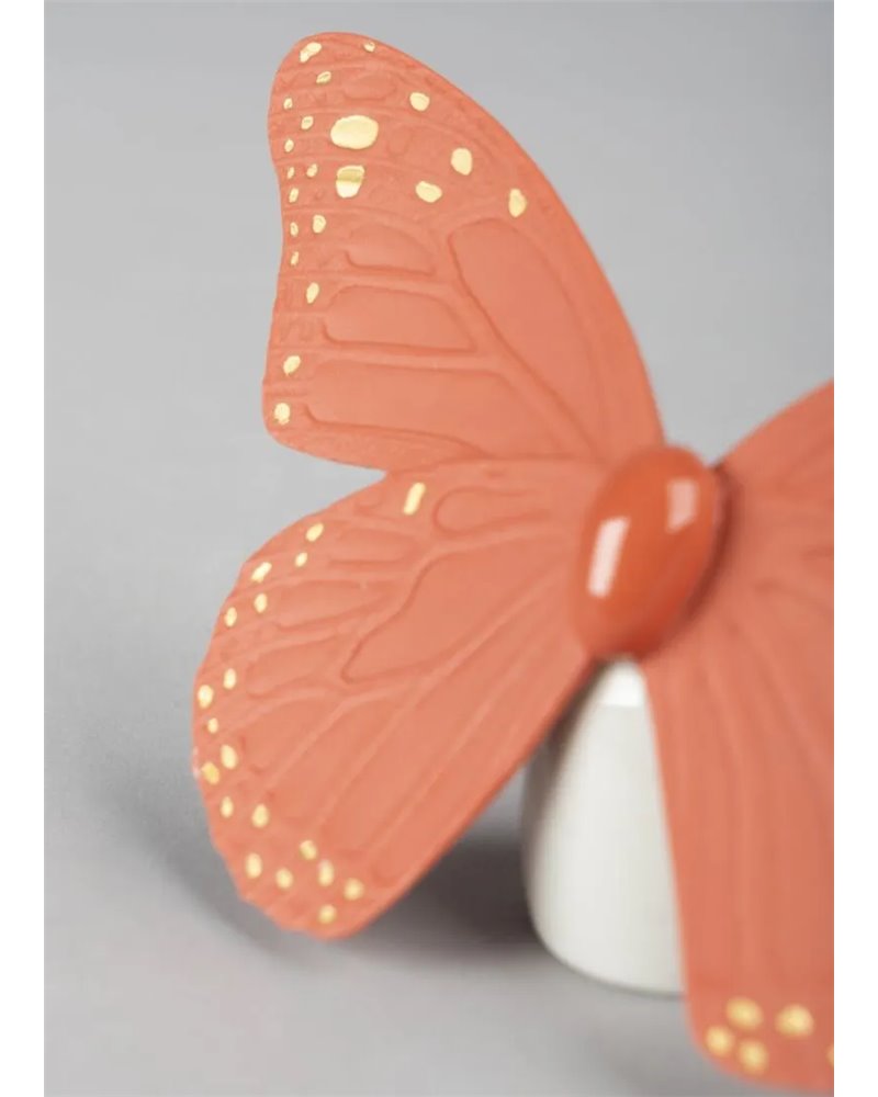 Figura Mariposa. Lustre oro y coral